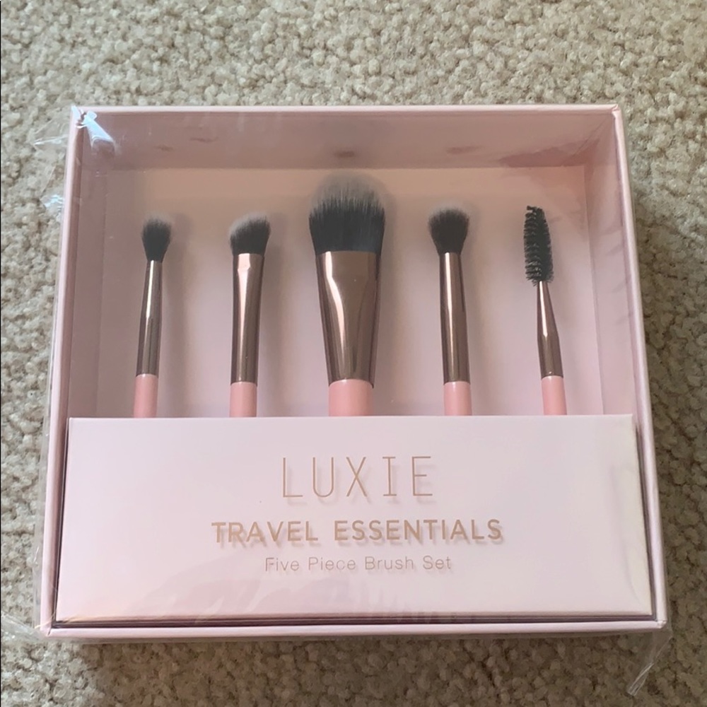 COPY - NWT LUXIE TRAVEL BRUSH SET